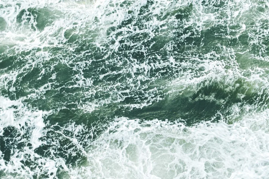 翻涌的青绿色海浪